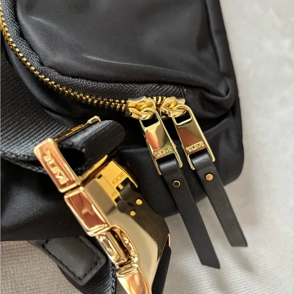 Authentic TUMI Madison Hip Bag NWT - Picture 4 of 9